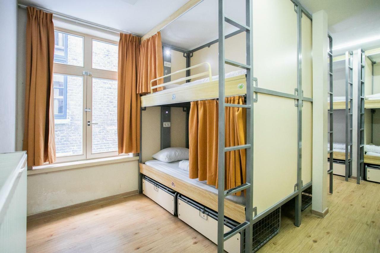 Cama en habitación compartida femenina de 10 camas